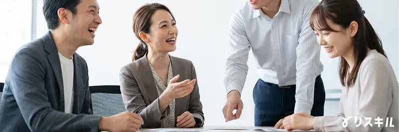 社員同士がグループワークで意見交換をしている様子