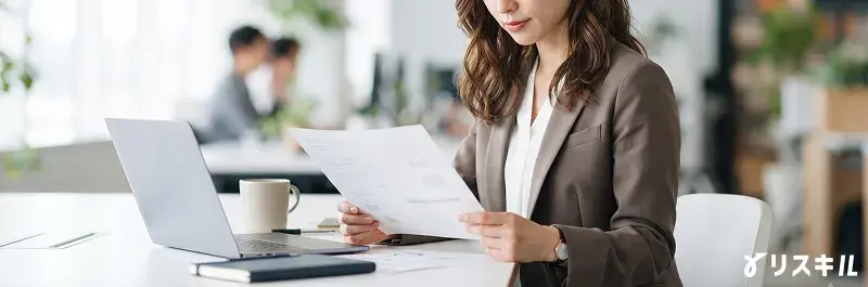 人事担当者が施策を検討するイメージ