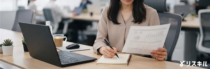 人事担当者が研修改善策を検討している様子